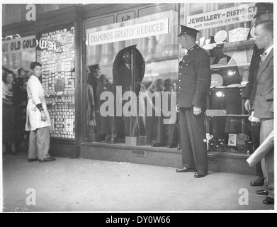 Ein Foto von Sam Hood aus dem Jahr 1934 zeigt die Folgen eines Diamantendiebstahls aus Angus & Cootes Juweliergeschäft in Sydney. Das Bild zeigt die Bedeutung des Verbrechens und die Auswirkungen auf die lokale Gemeinschaft. Stockfoto