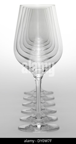 einige reinigen und leeren Gläser Wein in einer Reihe in leichten grauen Rücken Stockfoto