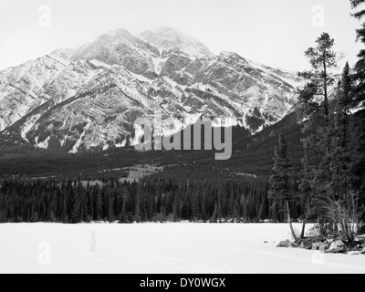 Ein schwarz-weiß-Foto von Pyramid Mountain und gefrorenen Pyramid Lake im Jasper Nationalpark, Alberta, Kanada. Stockfoto