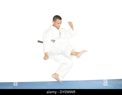 amerikanischer Mann in Karate Anzug, in der Luft ausgesetzt Stockfoto