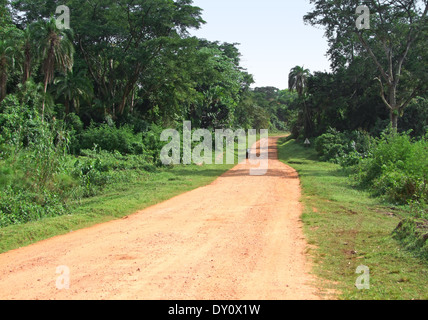 sonnigen Landschaft in Uganda (Afrika) einschließlich einer staubigen Strecke durch Dschungel-Ambiente Stockfoto
