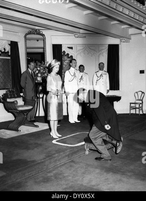 Ein Foto, das im Februar 1963 während des königlichen Besuchs von Königin Elisabeth II. Und dem Herzog von Edinburgh im Government House in Sydney aufgenommen wurde. Das Bild zeigt die Einführungszeremonie, bei der Einzelpersonen in Gegenwart des königlichen Paares zum Ritter geschlagen wurden. Stockfoto