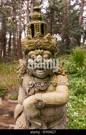 Irland, Co. Donegal, Glenveagh Castle Gardens, balinesischen Tempel Wächter statue Stockfoto