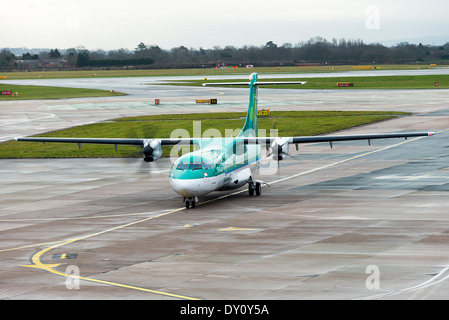 Aer Arann Betrieb in Aer Lingus Regional Airlines Farben ATR 72-600 Verkehrsflugzeug EI-FAX Rollen am Flughafen Manchester England UK Stockfoto