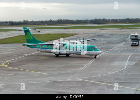 Aer Arann Betrieb in Aer Lingus Regional Airlines Farben ATR 72-600 Verkehrsflugzeug EI-FAX Rollen am Flughafen Manchester England UK Stockfoto