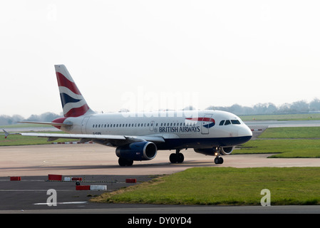 British Airways Airbus A319-131 Verkehrsflugzeug G-EUPK mit Rollen für Abflug am Flughafen Manchester England, Vereinigtes Königreich Stockfoto