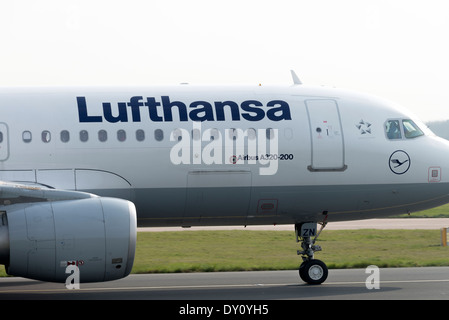 Lufthansa Airlines Airbus A320-214-Verkehrsflugzeug D-AIZN Rollen für Abflug am Flughafen Manchester England Vereinigtes Königreich UK Stockfoto