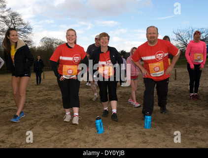 Freiwillige Läufer für Sport relief 2014 Aufwärmen vor dem Rennen, frensham, UK. Stockfoto