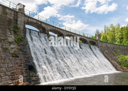 Staudamm am Fluss Lomnitz in Karpacz, Polen Stockfoto