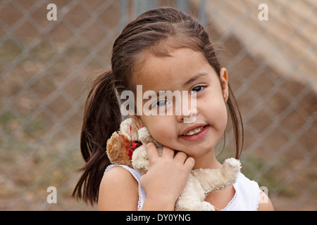 Süße kleine vier jährige Mädchen streicheln ihre ausgestopften Hund. Stockfoto