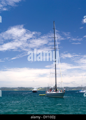 Blick von Motuarohia Insel in der Bay of Islands. Segelboote vor Anker. Stockfoto