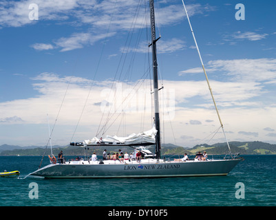 Blick auf das Segelboot Löwe von in der Nähe von Motuarohia Island in der Bay of Islands. Segelboote vor Anker. Stockfoto