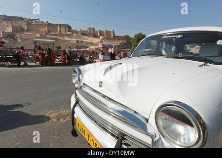 Bernstein, Rajasthan, Indien. Ambassador Classic Auto außerhalb der Amber Fort-Palast Stockfoto