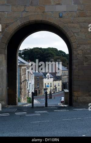 Die gewölbten Pottergate Blick hinunter den Hügel in Richtung Galerie innerhalb im Markt Stadt von Alnwick Northumberland England UK Stockfoto