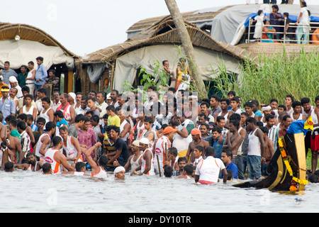 Boot sinkt auf Ziellinie Nehru Trophäe-Regatta-2013 Stockfoto