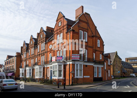 Eine Terrasse aus vier viktorianischen Villen von lokalen Architekten Matthew Holding in Northampton, Großbritannien Stockfoto