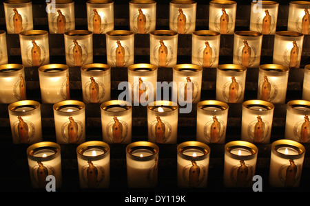 Brennenden Kerzen in der Kathedrale Notre Dame in Paris, Frankreich Stockfoto