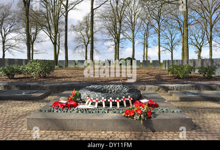 Langermark deutschen WW1 Soldatenfriedhof in Flandern, Belgien mit Mohn Kränze und hölzerne Erinnerung Kreuze Stockfoto