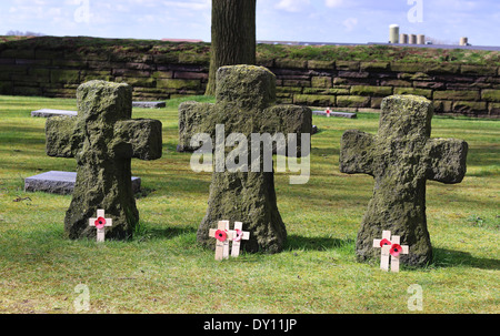 Langermark deutschen WW1 Soldatenfriedhof in Flandern, Belgien mit 3 Stein Kreuze und hölzernen Erinnerung Kreuze Stockfoto