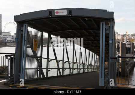 Der Durchgang zu Blackfriars Millennium Pier am Victoria Embankment Thames Path London England Vereinigtes Königreich UK Stockfoto