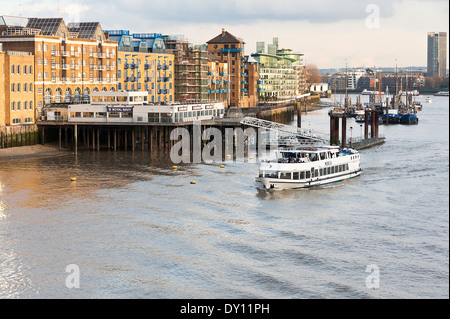 Touristenboot auf Themse St Katharine Pier von Tower Bridge City of Westminster London England Vereinigtes Königreich UK Stockfoto