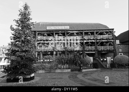 Weihnachtsbaum mit Dickens Inn Gasthaus in St Katharine Docks Tower Hamlets London England Vereinigtes Königreich Großbritannien Stockfoto