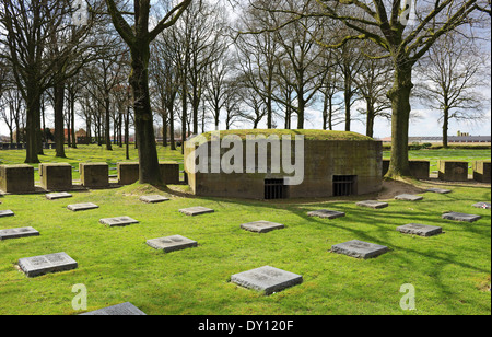 Langermark deutschen WW1 Soldatenfriedhof in Flandern mit original Betonbunker Stockfoto