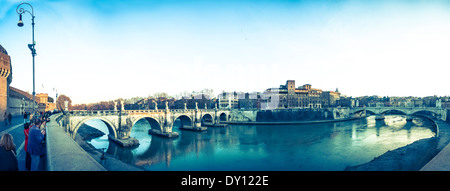 Ansicht des Tévere-Flusses in Rom, Italien. Auf der linken Sant'Angelo-Brücke und auf die richtige Brücke Vittorio Emanuele II. Rom, Italien Stockfoto