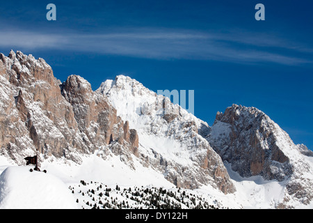 Schnee bedeckte Klippe FacesThe Geisler Geislerspitzen Selva Val Gardena Dolomiten Italien Stockfoto