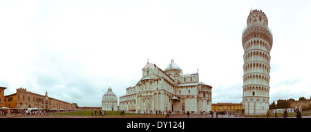 Die Piazza dei Miracoli, formal bekannt als Piazza del Duomo, ist ein weit ummauerten Bereich in Pisa, Toskana, Italien, Stockfoto