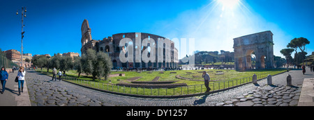 Das Kolosseum oder Kolosseum, auch bekannt als das flavische Amphitheater ist eine elliptische Amphitheater im Zentrum der Stadt Rom Stockfoto