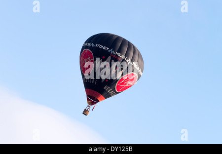 Virgin Megastore Heißluftballon G-OBUY im Flug über Alsager Cheshire auf einer Feder Morgen England Vereinigtes Königreich UK Stockfoto