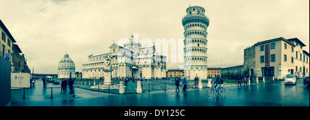 Die Piazza dei Miracoli, formal bekannt als Piazza del Duomo ist ein breit ummauerten Bereich in Pisa, Toskana, Italien Stockfoto