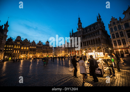 Nacht am Grote Markt (La Grand-Place), ein UNESCO-Weltkulturerbe in zentrale Brüssel, Belgien. Kunstvollen, historischen Gebäuden gesäumt, ist der gepflasterten Platz die wichtigste touristische Attraktion in Brüssel. Stockfoto