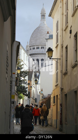 Ein Blick auf die Kuppel von Sacre Coeur aus einer Seitenstraße in Montmartre, Paris Stockfoto