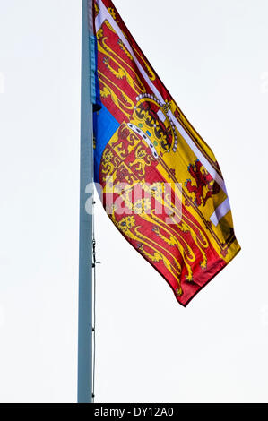 Hillsborough, Nordirland.  1. April 2014 - The Royal Standard für den Prince Of Wales überfliegt Hillsborough Castle um anzudeuten, daß Prinz Charles in Residenz Kredit ist: Stephen Barnes/Alamy Live News Stockfoto