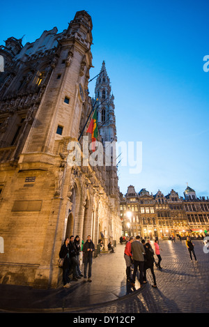 BRÜSSEL, Belgien – die historischen Gebäude des Grand Place leuchten bei abendlicher Beleuchtung und heben ihre kunstvollen gotischen und barocken architektonischen Details hervor. Die dramatische nächtliche Beleuchtung des UNESCO-Weltkulturerbes unterstreicht den mittelalterlichen Charakter des Platzes. Die beleuchteten Fassaden des Rathauses und der Gildenhäuser bilden ein Theaterstück in Brüssels wichtigstem Touristenziel. Stockfoto