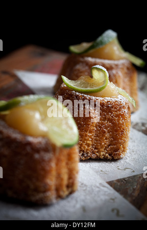 Gugelhupf mit Lemon Curd und Limetten Stockfoto