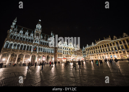 BRÜSSEL, Belgien — das beleuchtete Maison du ROI (Königshaus), auch bekannt als Broodhuis (Brothaus), leuchtet am Nachthimmel auf der Nordostseite des Grand Place. Dieses Gebäude im neugotischen Stil, das in den 1870er Jahren rekonstruiert wurde und heute das Museum der Stadt Brüssel beherbergt, verfügt über eine dramatische nächtliche Beleuchtung, die die architektonischen Details unterstreicht. Die beleuchtete Fassade zeigt die kunstvollen Steinmetze und skulpturalen Elemente, die für die belgische Neugotik charakteristisch sind. Stockfoto