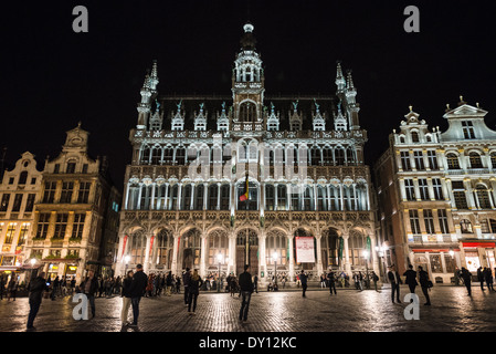 BRÜSSEL, Belgien — das beleuchtete Maison du ROI (Königshaus), auch bekannt als Broodhuis (Brothaus), leuchtet am Nachthimmel auf der Nordostseite des Grand Place. Dieses Gebäude im neugotischen Stil, das in den 1870er Jahren rekonstruiert wurde und heute das Museum der Stadt Brüssel beherbergt, verfügt über eine dramatische nächtliche Beleuchtung, die die architektonischen Details unterstreicht. Die beleuchtete Fassade zeigt die kunstvollen Steinmetze und skulpturalen Elemente, die für die belgische Neugotik charakteristisch sind. Stockfoto