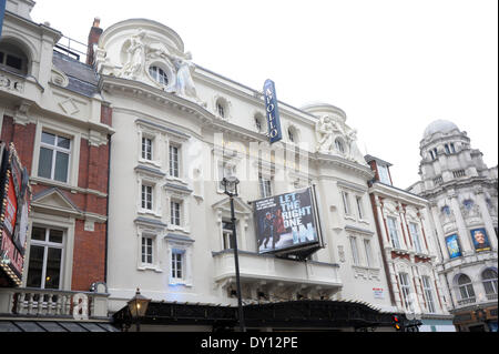 London, UK. 2. April 2014. Apollo-Theater eröffnet nach umfangreichen Renovierung nach dem Decke Zusammenbruch während einer Aufführung von The Curious Incident des Hundes in der Nachtzeit Kredit: JOHNNY ARMSTEAD/Alamy Live News Stockfoto