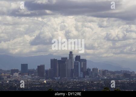 Los Angeles, Kalifornien, USA. 2. April 2014. Sturm Wolken über der Skyline von Downtown Los Angeles, Kalifornien, auf Sonntag, 2. März 2014. Meteorologen sagen, dass ein kalter Tiefdruckgebiet, das in den Golf von Alaska entstanden Schneefall in niedrigen lagen die Southland heute bedroht Eingebung der Emission von a Winter-Wetter-Beratung in der San-Gabriel.Mountains in Los Angeles und Ventura County. Bildnachweis: Ringo Chiu/ZUMAPRESS.com/Alamy Live-Nachrichten Stockfoto