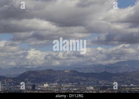 Los Angeles, Kalifornien, USA. 2. April 2014. Sturm Wolken über den Hollywood-Schriftzug in Los Angeles, Kalifornien, auf Sonntag, 2. März 2014. Meteorologen sagen, dass ein kalter Tiefdruckgebiet, das in den Golf von Alaska entstanden Schneefall in niedrigen lagen die Southland heute bedroht Eingebung der Emission von a Winter-Wetter-Beratung in der San-Gabriel.Mountains in Los Angeles und Ventura County. Bildnachweis: Ringo Chiu/ZUMAPRESS.com/Alamy Live-Nachrichten Stockfoto