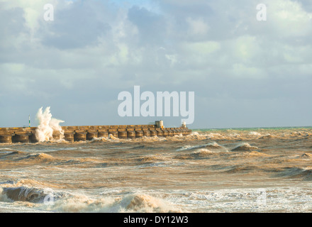 Stürmischer See bricht über Brighton Marina, Sussex, UK Stockfoto