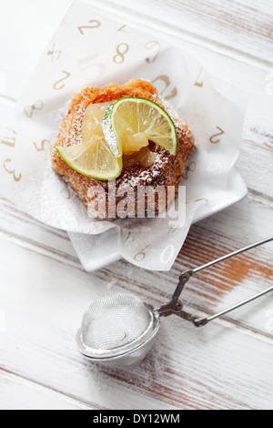 Gugelhupf mit Lemon Curd und Limetten Stockfoto