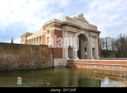 Menin Gate 1. Weltkrieg Memorial und Eingang zur Stadt Ypern in Belgien Stockfoto