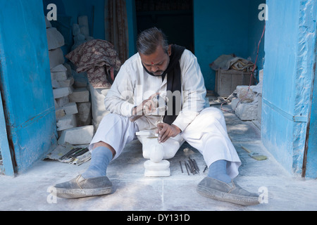 Jaipur, Rajasthan, Indien. Aus Marmor Bildhauer bei der Arbeit auf dem Basar Stockfoto