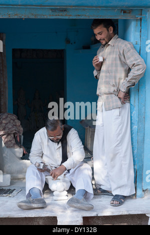 Jaipur, Rajasthan, Indien. Aus Marmor Bildhauer bei der Arbeit auf dem Basar Stockfoto