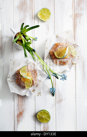 Gugelhupf mit Lemon Curd und Limetten Stockfoto
