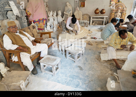 Jaipur, Rajasthan, Indien. Marmor Bildhauer bei einem Workshop im Basar Stockfoto